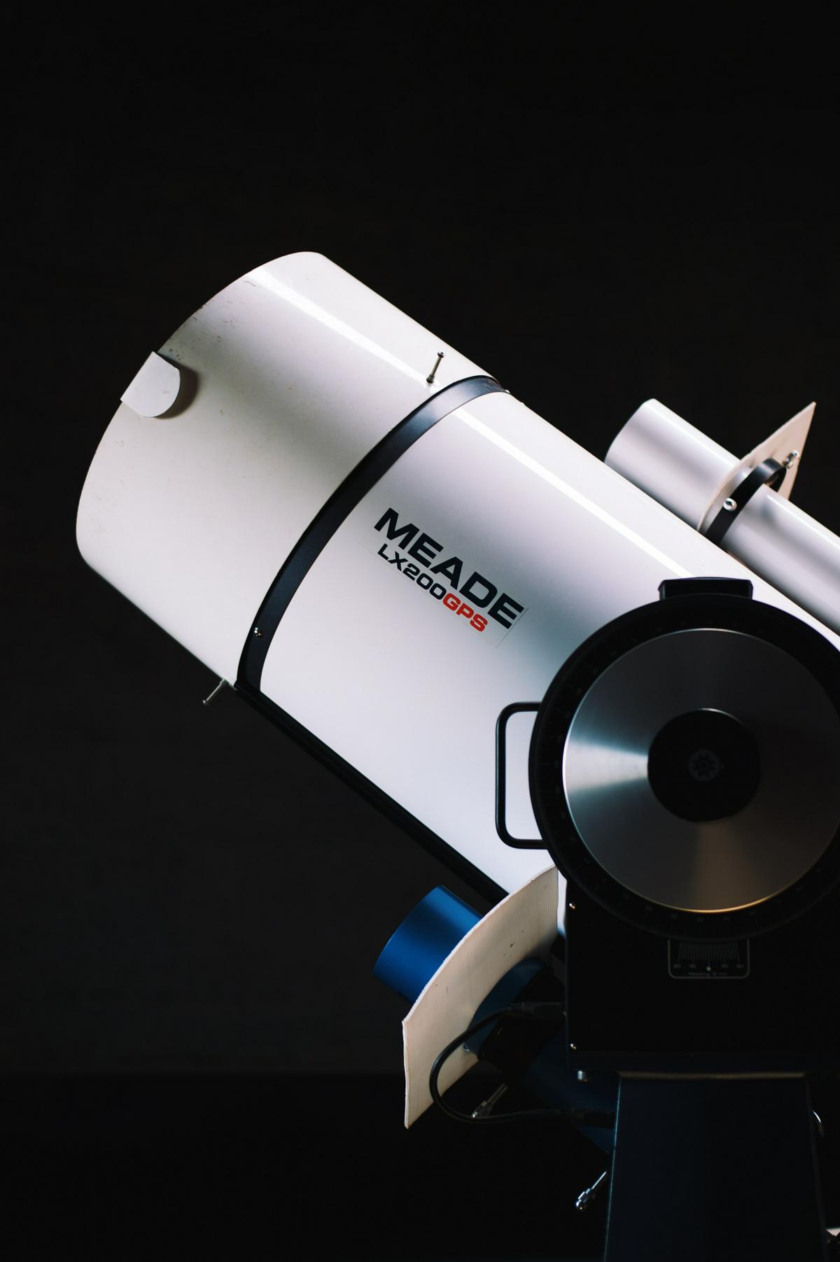 An example image of a telescope with a mount showing the altitude and azimuth directions.