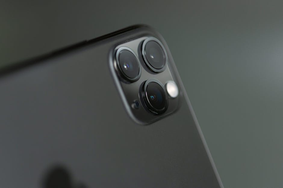 An image showcasing the Samsung phone cameras and their advanced features.